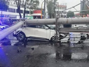 Lluvia y fuertes vientos provocan caída de un espectacular en Tlalnepantla; no hubo lesionados