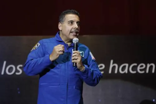 Astronauta llama los jóvenes a no abandonar sus sueños y luchar por lo que desean