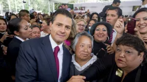 EPN felicita y reconoce dedicación de madres mexicanas