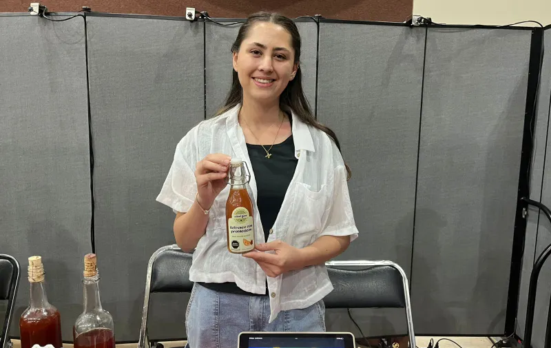 Alumna de la Ibero Puebla crea refresco saludable para cuidar la salud intestinal