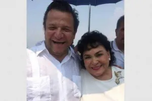 Hermano de López Obrador se abraza con Carmen Salinas y se toma selfies