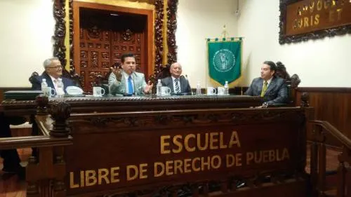 Presentan en la Escuela Libre de Derecho de Puebla el libro: “Esencia Social”