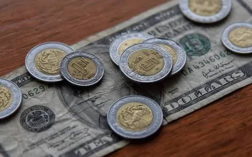 Amenaza de Trump contra el T-MEC hunde al peso