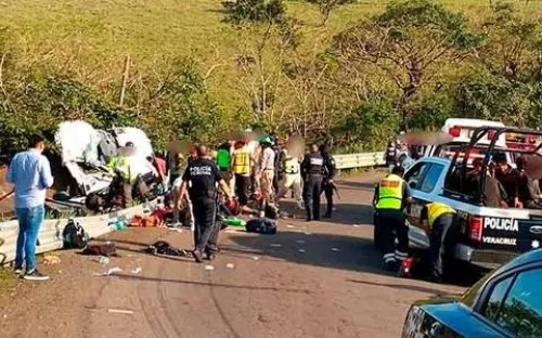 Se vuelca camión de migrantes en Veracruz; hay un muerto y 45 lesionados
