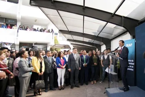 Quien egresa con enfoque global y multicultural favorece la internacionalización de la BUAP: Esparza