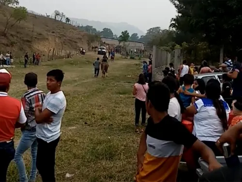 Alcalde ignora aislamiento y organiza fiesta hasta con carrera de caballos