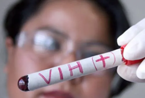 Error en el IMSS lo enfermó de VIH a los 12 años