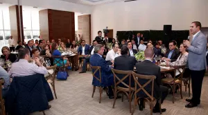 Ofrece RMV comida a candidatos electos