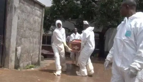 Sierra Leona entierra a víctimas; busca a 600 desaparecidos