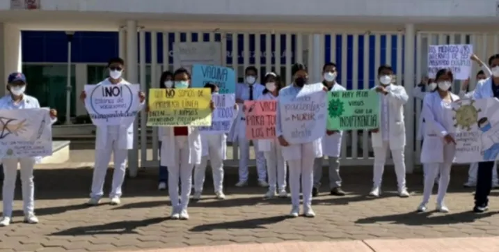 Hacen paro en Hospital General de Zacatlán; médicos piden la vacuna