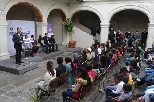 Entrega gobierno estatal 116 pasaportes americanos a hijos de migrantes poblanos