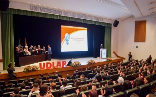 UDLAP entrega reconocimientos Scholar UDLAP y la Medalla Compromiso con la Educación