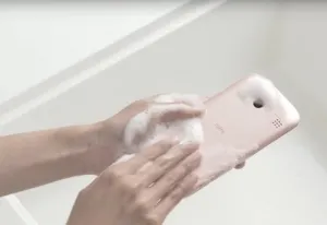 Así luce el celular que se puede lavar… No es broma (VÍDEO)