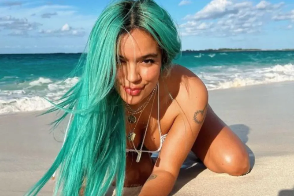Karol G comparte sensual foto al natural en la cama