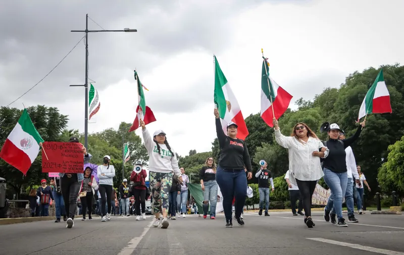 Trabajadores del Poder Judicial bloquean bulevar 5 de Mayo