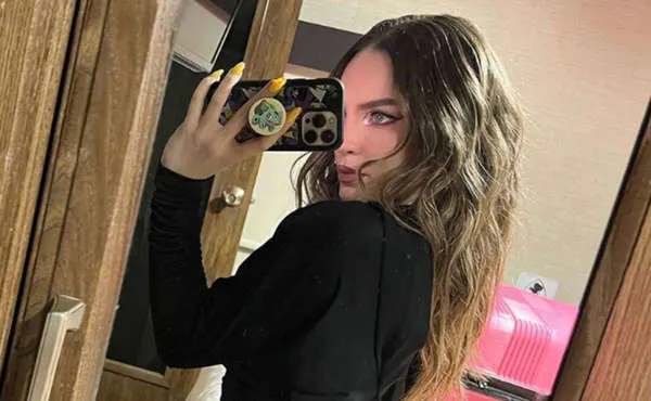 Belinda enloquece a fans con vestido que revela mini cintura