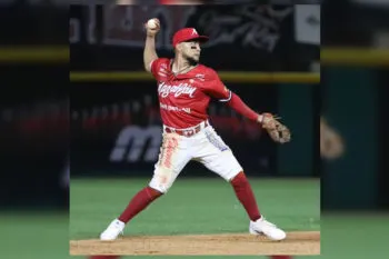 Brayan Quintero, shortstop de los Pericos de Puebla, gana el Guante de Oro en la Liga Mexicana del Pacífico