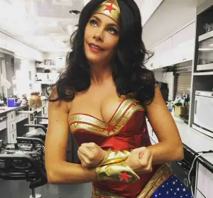 Sofìa Vergara sorprende con traje de heroína