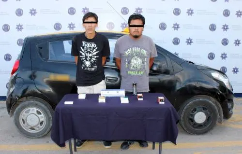 Detiene elementos municipales a dos personas por robo a farmaceútica