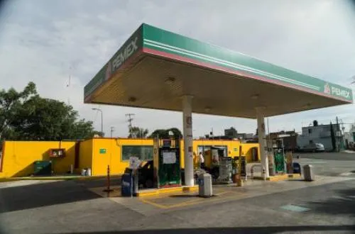 Pemex abre las puertas a las tiendas Oxxo