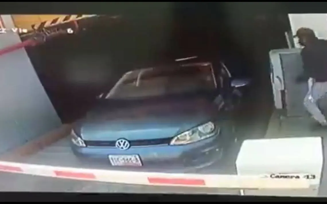 VIDEO Atracan a cliente en Vía San Ángel al salir en su automóvil, por estacionamiento trasero