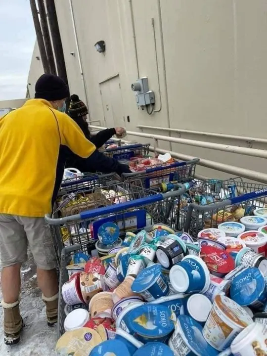 Por falta de energía eléctrica en Texas, la comida es tirada a la basura