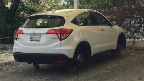 Aumenta robo de autopartes en la colonia La Paz