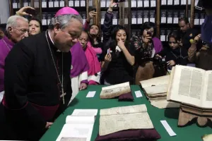 Logran rescate de cientos de archivos históricos de la Catedral