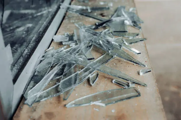 Fragmentos de vidrio de una ventana