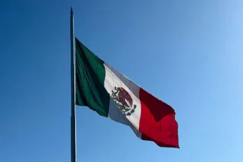El lábaro patrio en honor: conmemoración del Día de la Bandera en México
