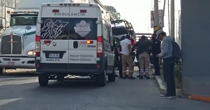 Choca patrulla de SSP contra poste en el puente de Momoxpan