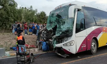 Tres muertos y 23 lesionados, dejó choque entre camioneta y autobús de la línea AU, en Nicolás Bravo