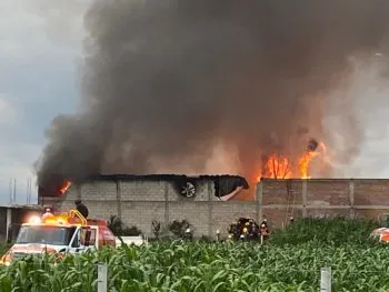 Fuerte incendio consume una bodega en Santa Clara Ocoyucan