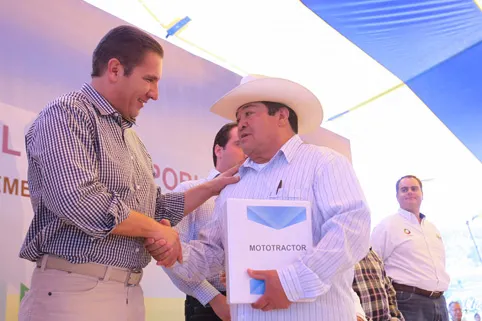 Distribución de apoyos a productores poblanos para fortalecer el campo