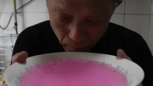 Agua rosada brota de las llaves en China