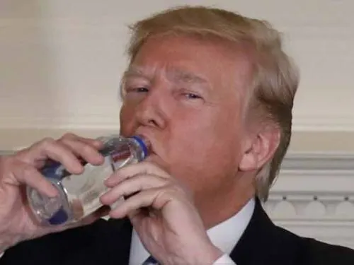 Trump interrumpe discurso para tomar agua… y empiezan las burlas