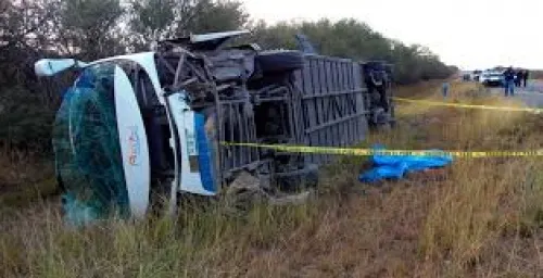 Vuelca autobús con manifestantes de FRENAA en Tamaulipas; mueren dos
