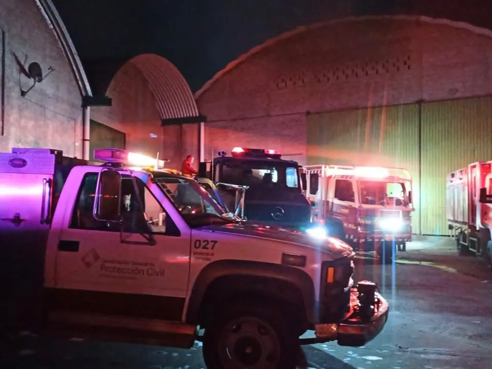Incendio consume bodega en el Parque Industrial La Resurrección; bomberos combaten siniestro con millones de litros de agua