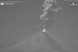 Aeropuerto de Colima vuelve a suspender operaciones por ceniza