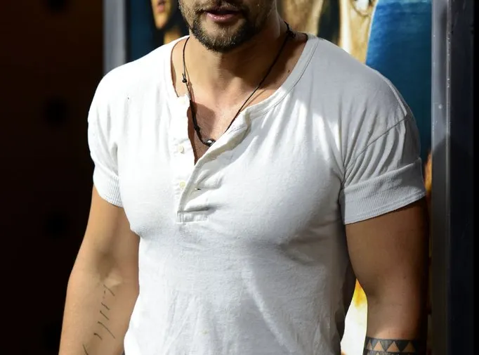 chico con camisa blanca
