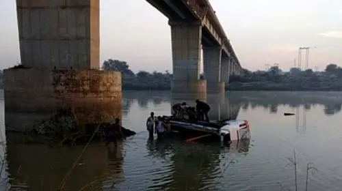 Autobús cae a río desde un puente en India; hay 32 muertos