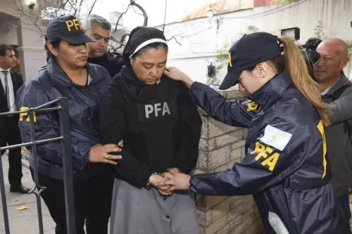 Detienen a monja acusada de elegir a niños “sumisos” para curas violadores