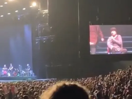Joaquín Sabina se cae del escenario y lo sacan en ambulancia