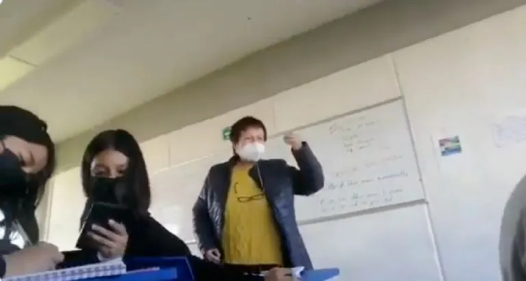 VIDEO Maestra del Centro Escolar Espinosa Yglesias llama “estúpidos y retrasados mentales” a sus alumnos