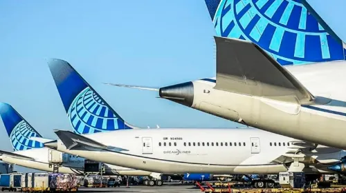 Hombre aborda vuelo con síntomas de COVID en EU; sufre ataque y obliga a aterrizaje de emergencia