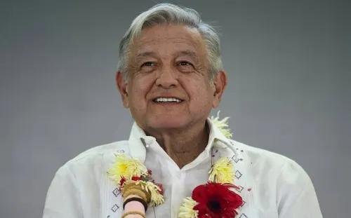 AMLO anuncia planta eléctrica en Yucatán tras apagones