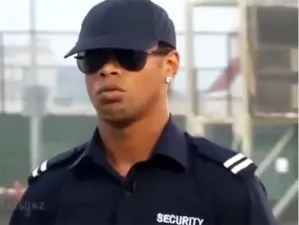 Ronaldinho, el policía que deja a todos con la boca abierta