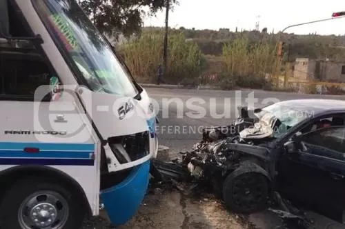 Conductor pierde el conocimiento y se impacta contra autobús en la federal a Tlaxcala