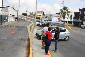 Mujer pierde el control y se impacta en la 31 Poniente; solo daños materiales