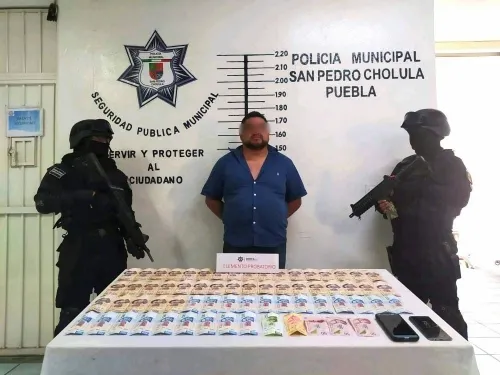Detienen policías de San Pedro Cholula a sujeto que manejaba falsa patrulla
